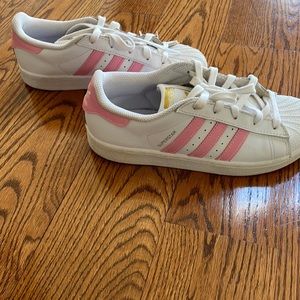 Adidas shell top girl’s tennis shoe